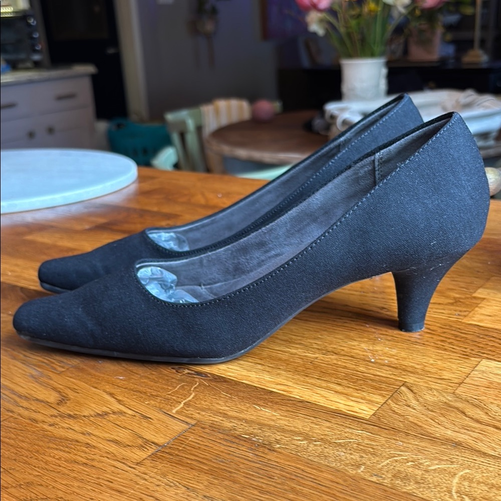 Aerosoles Elegant Black Microfiber Women's Heels